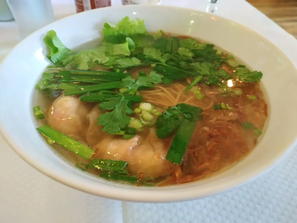 Soupe de Nouilles Aux Raviolis Vapeur Aux Crevettes